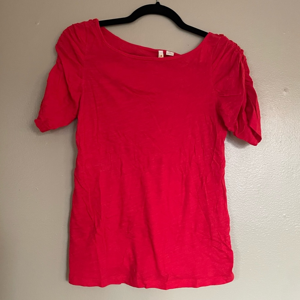 Little yellow button for Anthropologie. Lightweight T-shirt in size medium